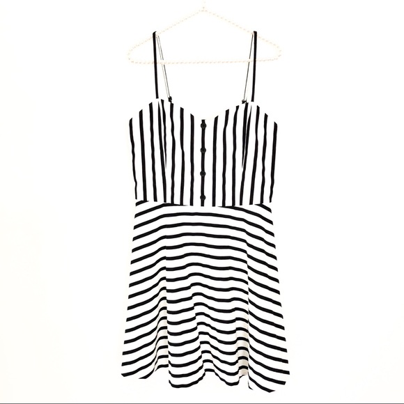 Alice+Olivia Nella Striped Button Front Dress NWT - Picture 4 of 8